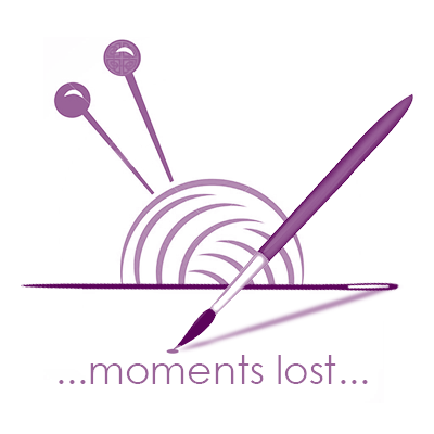 Logo featuring a ball of yarn with knitting needles, a paitbruch, pencil and embroidery needle